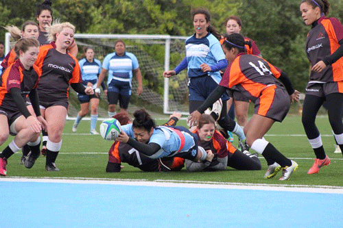 Bruins' Solinda Ros desperately trying to get the ball in for the try.