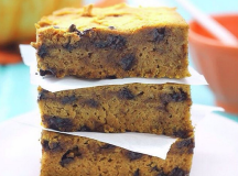 @thehealthymaven offers treats as well, not just healthy meals. These pumpkin spice chocolate chip blondies are a mix between healthy and sweet – perfect for those looking to save calories and enjoy dessert.

Picture by @thehealthymaven.