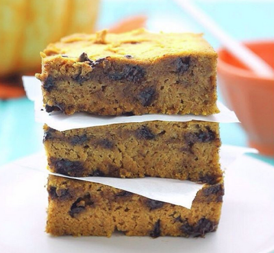 @thehealthymaven offers treats as well, not just healthy meals. These pumpkin spice chocolate chip blondies are a mix between healthy and sweet – perfect for those looking to save calories and enjoy dessert. Picture by @thehealthymaven.