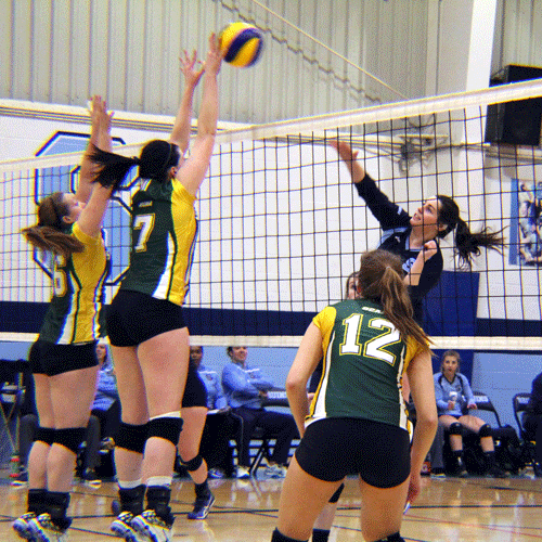 The Saints up at the net for a big block. (Photo by Natalia Camarena/The Sheridan Sun)
