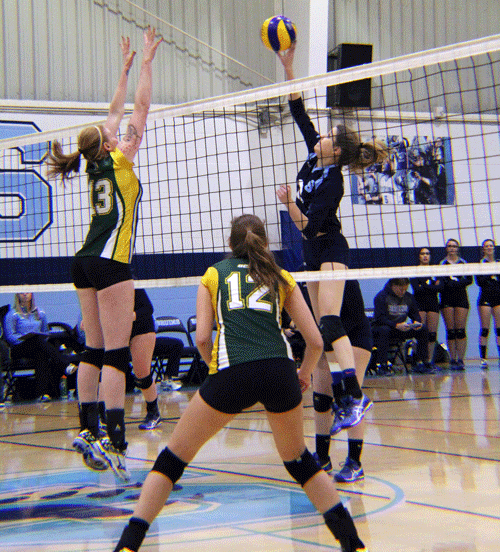 St. Clair up at net attempting to set up the block. (Photo by Natalia Camarena/The Sheridan Sun)